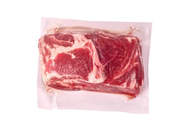 Çiğ et, elektrikli süpürgeyle temizlenmiş taze domuz eti, beyaz arka planda izole edilmiş. Üst görünüm.