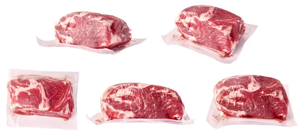Surowe Mięso Świeża Wieprzowina Pakowana Próżniowo Polietylen Izolowana Białym Tle — Zdjęcie stockowe