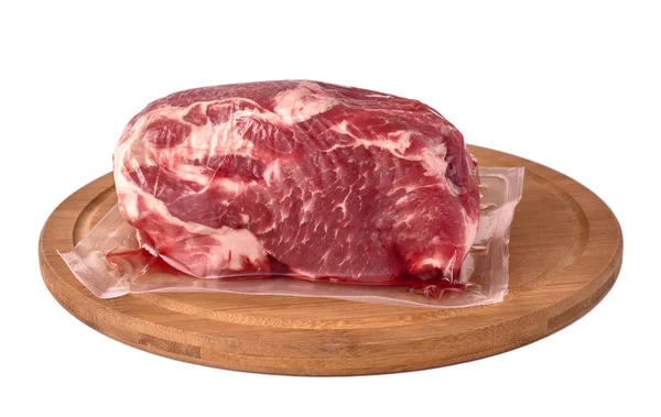 Verpacktes Schweinefleisch Auf Einem Runden Holzbrett Isoliert Auf Weißem Hintergrund — Stockfoto