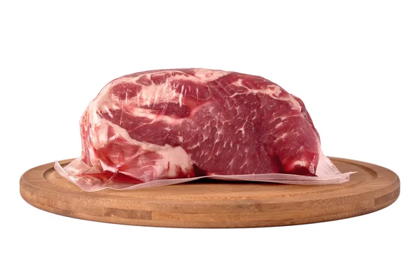 Verpakt Varkensvlees Een Ronde Houten Plaat Geïsoleerd Witte Achtergrond — Stockfoto