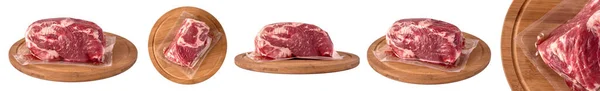 Carne Porco Embalada Uma Tábua Redonda Madeira Isolada Fundo Branco — Fotografia de Stock