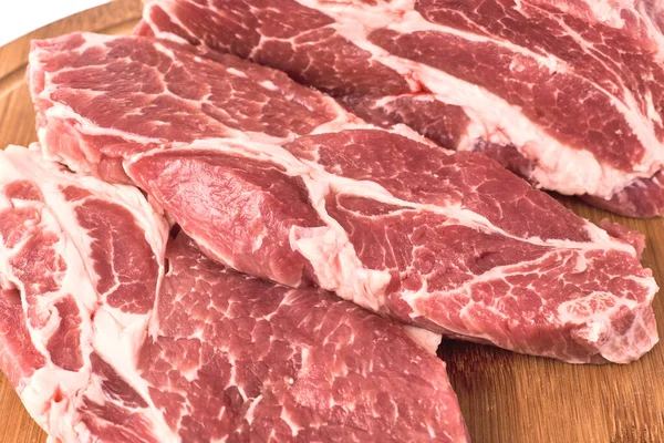 Carne Porco Fatias Crua Fresca Colocada Numa Tábua Redonda Madeira — Fotografia de Stock
