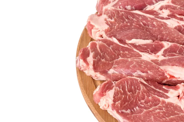 Rauw Vers Gesneden Varkensvlees Een Houten Ronde Plank Geïsoleerd Witte — Stockfoto