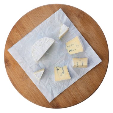 Beyaz arka planda izole edilmiş yuvarlak bir tahtada beyaz küflü Camembert peyniri. Üst görünüm.