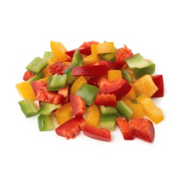 Dilimlenmiş dolmalık biber, rengarenk biber, beyaz arka planda izole edilmiş yığın..