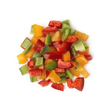 Dilimlenmiş dolmalık biber, rengarenk biber, beyaz arka planda izole edilmiş yığın..