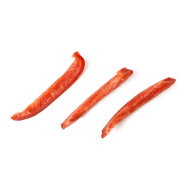 Dilimlenmiş dolmalık biber beyaz arka planda izole edilmiş..