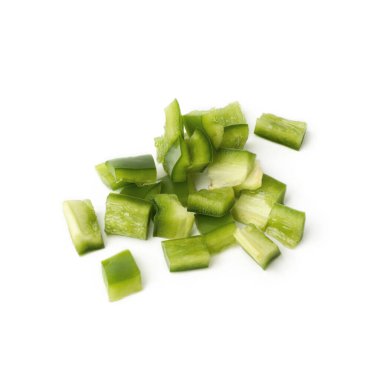 Dilimlenmiş dolmalık biber beyaz arka planda izole edilmiş..