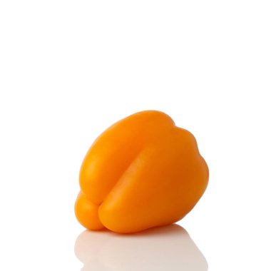 Çan biberi (tatlı, kırmızı biber, kırmızı biber) beyaz arka planda izole edilmiştir. Taze, turuncu ve sarı renkli bir sebze..