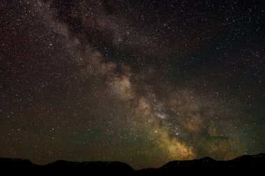 Samanyolu ve dağların üzerinden gece gökyüzünde yıldızlar ile yıldızlı gökyüzü inanılmaz Panoraması
