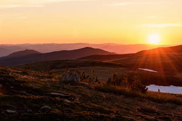 Belo Pôr Sol Com Raios Sobre Contornos Das Montanhas Com — Fotografia de Stock