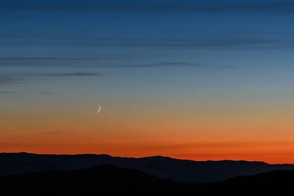 Bela Paisagem Noturna Com Uma Lua Crescente Estreita Nuvens Céu — Fotografia de Stock