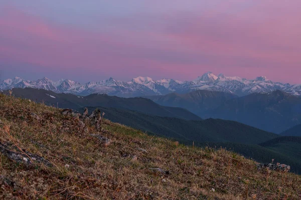 Malebný Pohled Krásné Zasněžené Hory Hor Horské Svahy Porostlé Lesy — Stock fotografie