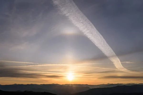 Beautiful Sunrise Mountains Traces Aircraft Sky Clouds Halo — Stock Photo, Image