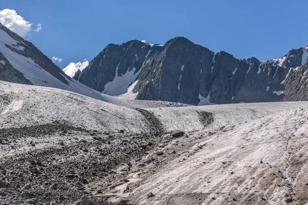 Úžasný Pohled Ledovec Trhlinami Sníh Kameny Led Konce Blízko Vysoko — Stock fotografie