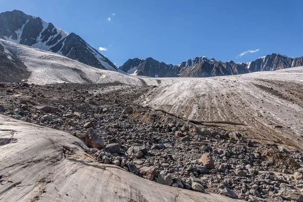 Úžasný Pohled Ledovec Trhlinami Sníh Kameny Led Konce Blízko Vysoko — Stock fotografie