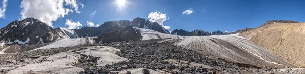 Úžasné Panorama Krásného Ledovce Trhlinami Sníh Kameny Led Přestávky Vysokou — Stock fotografie