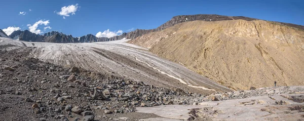 Beautiful Panorama Glacier Cracks Stones Ice Breaks Small Figure Tourist — Stock Photo, Image