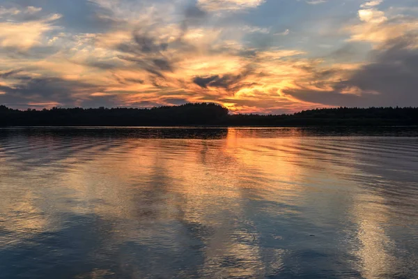 Superbe Coucher Soleil Ardent Sur Rivière Avec Beaux Nuages Dans — Photo