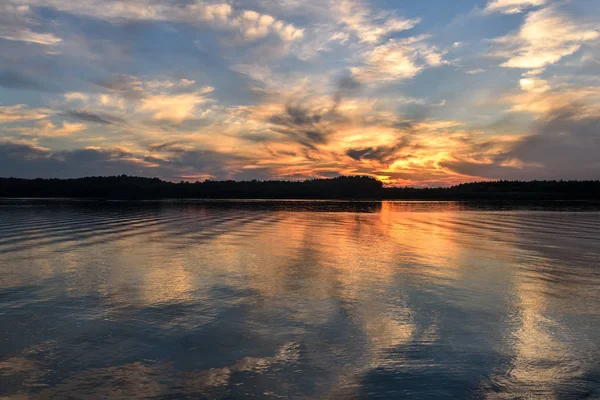 Erstaunliche Feurige Sonnenuntergang Fluss Mit Schönen Wolken Himmel Bäumen Spiegelungen — Stockfoto