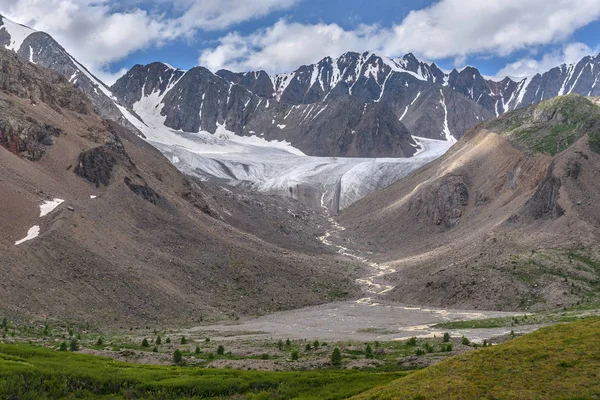 Fantastisk Utsikt Vacker Glaciär Bergen Grön Dal Med Slingrande Flod — Stockfoto