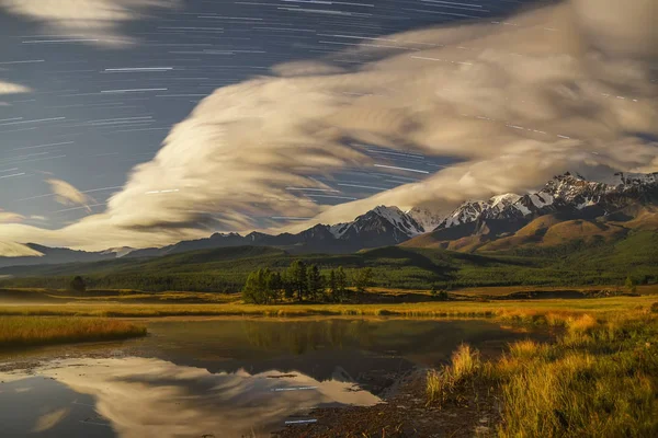 Paisagem Noturna Incrível Com Montanhas Nevadas Floresta Árvores Belas Nuvens — Fotografia de Stock