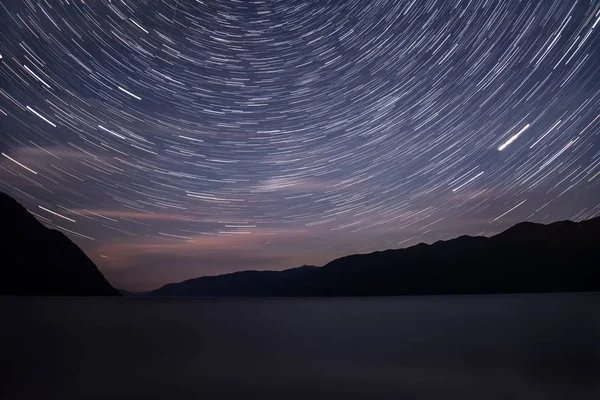 Atemberaubende Nächtliche Landschaft Mit Bergen Glattem Wasser See Rosa Wolken — Stockfoto