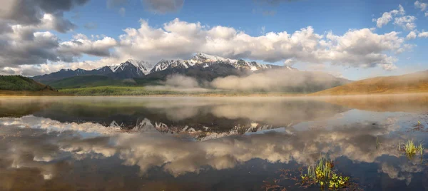 Panorama Reflexos Espelhos Surpreendentes Montanhas Cobertas Neve Floresta Belas Nuvens — Fotografia de Stock