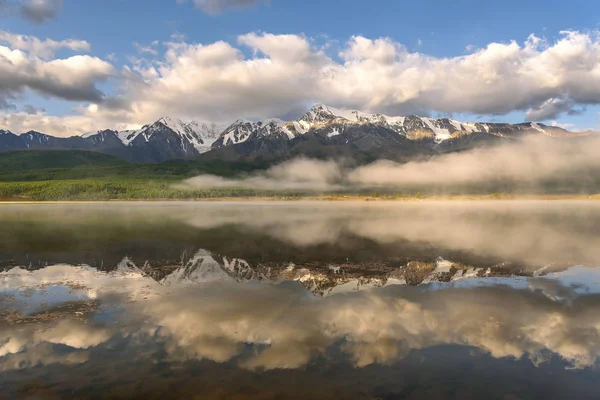 Espelho Incrível Reflexões Belas Nuvens Montanhas Cobertas Neve Floresta Névoa — Fotografia de Stock