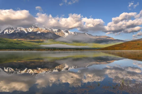 Espelho Incrível Reflexões Belas Nuvens Montanhas Cobertas Neve Floresta Névoa — Fotografia de Stock