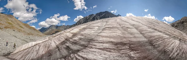 Tres Excursionistas Fotógrafos Paran Pie Hermoso Glaciar Antes Del Ascenso — Foto de Stock