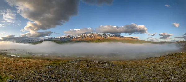 Increíble Panorama Con Valle Verde Río Sinuoso Lagos Montañas Cubiertas —  Fotos de Stock