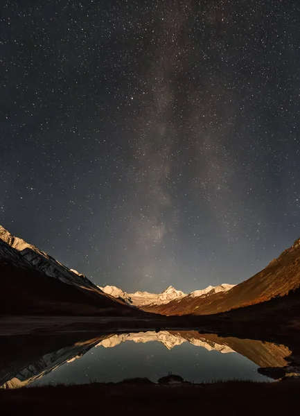 氷河の山湖天の川夜を星します。 — ストック写真