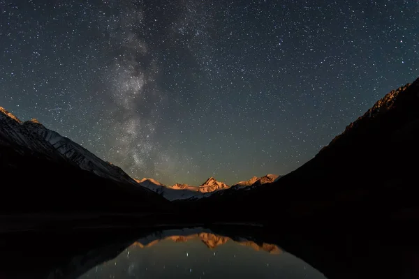 満天の星空 雪に覆われた山脈 山頂から月の出と湖に反射照明天の川銀河の驚くべき夜の風景 — ストック写真