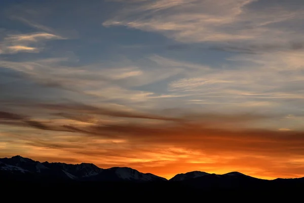 Increíble Vista Con Nubes Cirros Blancas Ardientes Cielo Azul Sobre —  Fotos de Stock