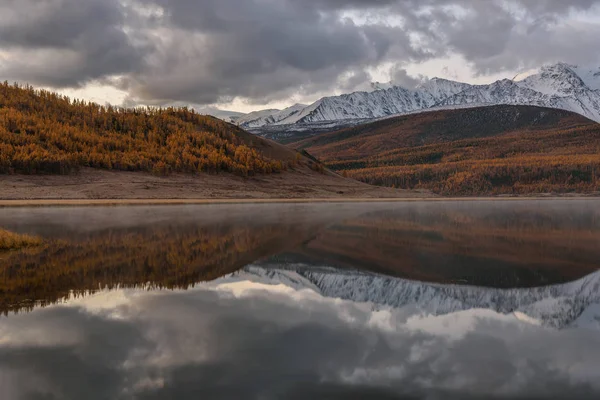Красочный Осенний Вид Горами Покрытыми Снегом Золотым Лесом Облаками Туманом — стоковое фото