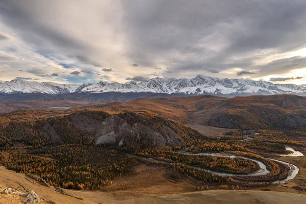 Montañas bosque río cielo otoño atardecer —  Fotos de Stock