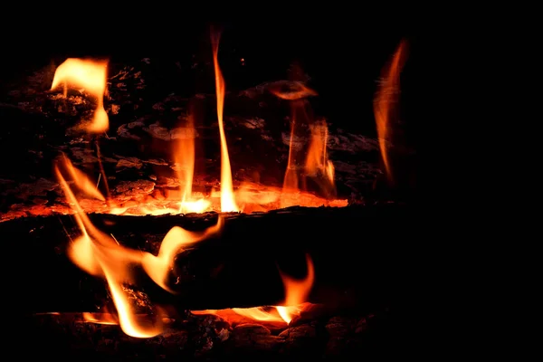 Lagerfeuer Mit Gelben Und Orangen Flammenschwaden Aus Brennendem Brennholz Auf — Stockfoto