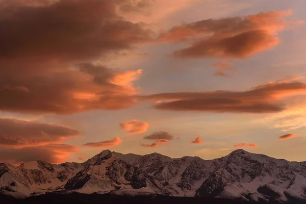 Increíble Cielo Con Hermosas Nubes Rosadas Sobre Las Montañas Cubiertas —  Fotos de Stock