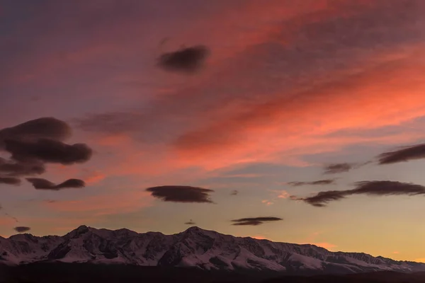 Increíble Cielo Con Hermosas Nubes Rosadas Sobre Las Montañas Cubiertas —  Fotos de Stock