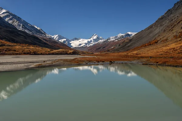 Paisagem Outono Incrível Com Uma Geleira Montanhas Nevadas Refletidas Água — Fotografia de Stock