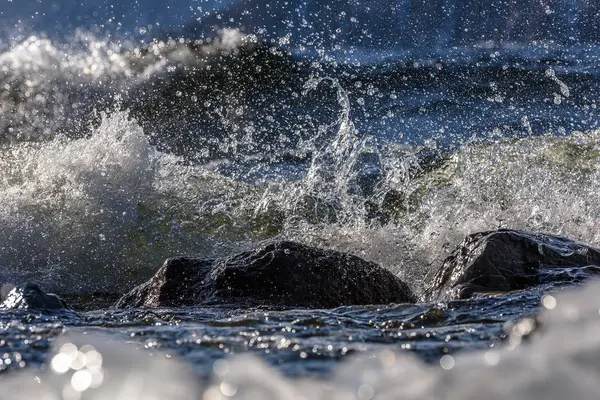 Vista Colorida Con Pintorescas Salpicaduras Agua Grandes Olas Piedras Hielo —  Fotos de Stock