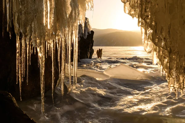 얼음 동굴 일 산 일출 차가워요 호수 — 스톡 사진