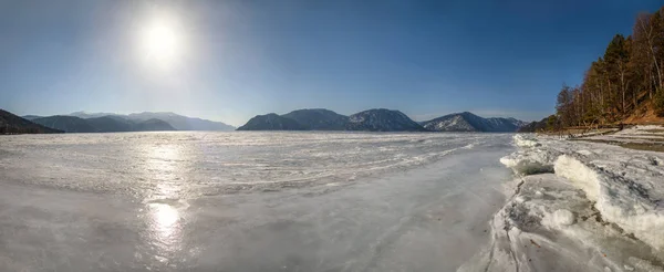 Bergen sjön fryst is solen furu — Stockfoto