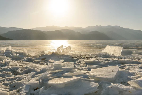 Montañas lago congelado hielo sol amanecer —  Fotos de Stock