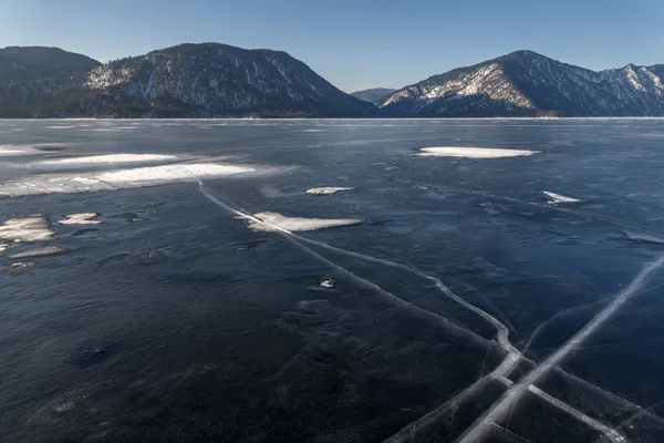 Montañas lago hielo congelado grietas —  Fotos de Stock