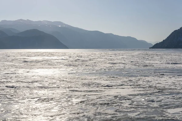 Montagne lago ghiacciato argento luce del sole — Foto Stock