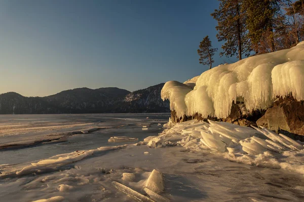 Montañas lago hielo témpano bosque —  Fotos de Stock