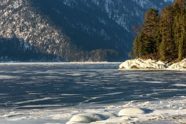 Bergen Lake Ice ijsschots forest — Stockfoto