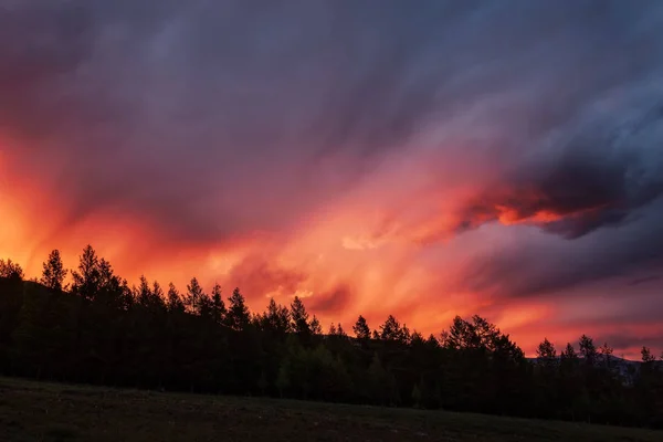 На заре горы, облака огненные — стоковое фото